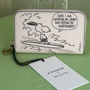 COACH PEANUTS SNOOPY SMALL ZIP AROUND CARD CASE W/NEWSPAPER PRINT:NWT CCB18